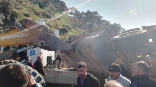 Kum yüklü tırın dorsesi anayola devrildi