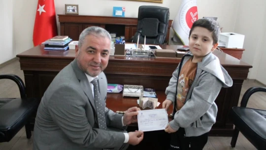 Kumbarasında biriktirdiği parayı bağışladı