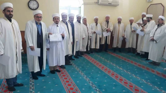 Kursu başarı ile bitiren din görevlilerine belgeleri verildi