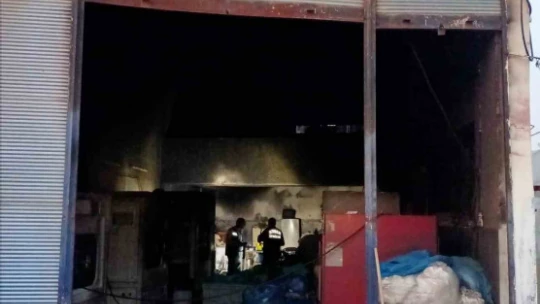 Kuru temizleme dükkanında çıkan yangın iş yerini küle çevirdi