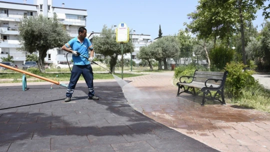 Kuşadalı çocuklar için parklar yenilendi
