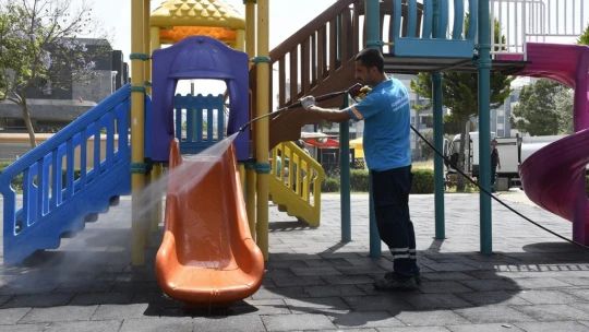 Kuşadalı çocuklar için parklar yenilendi