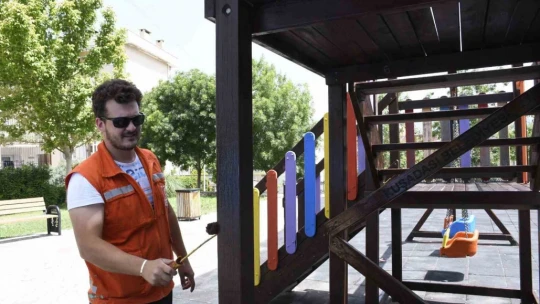 Kuşadalı çocuklar için parklar yenilendi