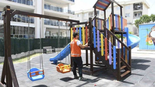 Kuşadalı çocuklar için parklar yenilendi