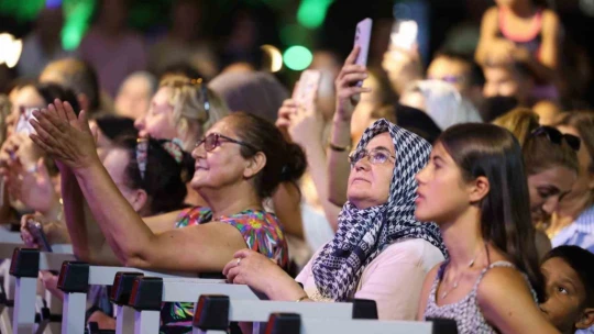 Kuşadalılar 'Yaz Konserleri' ile eğlendi