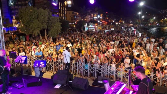 Kuşadalılar 'Yaz Konserleri' ile eğlendi