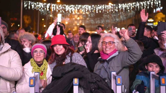 Kuşadası 2025 yılına sokak partisiyle hoş geldin dedi