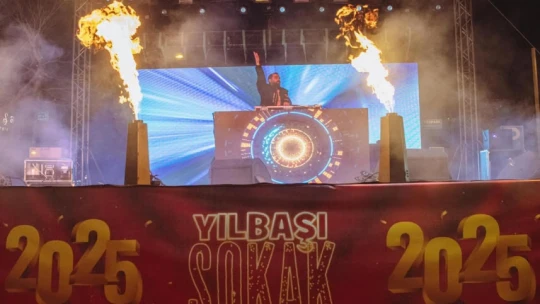 Kuşadası 2025 yılına sokak partisiyle hoş geldin dedi