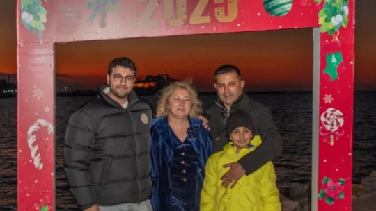 Kuşadası 2025 yılına sokak partisiyle hoş geldin dedi