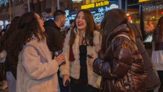 Kuşadası 2025 yılına sokak partisiyle hoş geldin dedi