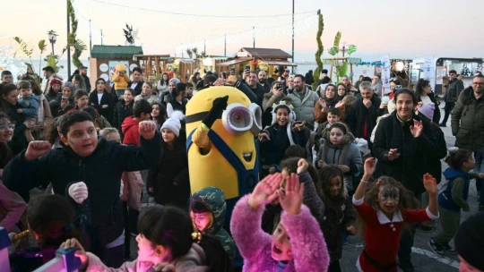 Kuşadası 2025 yılına sokak partisiyle hoş geldin dedi