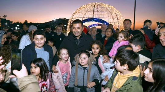 Kuşadası 2025 yılına sokak partisiyle hoş geldin dedi