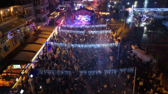Kuşadası 2025 yılına sokak partisiyle hoş geldin dedi