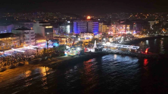 Kuşadası 2025 yılına sokak partisiyle hoş geldin dedi