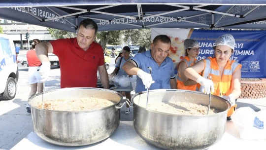 Kuşadası Belediyesi aşure bereketini 8 bin kişi ile paylaştı