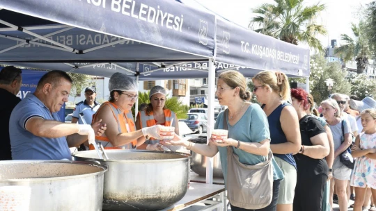Kuşadası Belediyesi aşure bereketini 8 bin kişi ile paylaştı