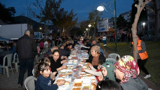 Kuşadası Belediyesi İftar Günlerinin İlki İkiçeşmelik Mahallesi'nde Düzenlendi
