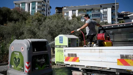 Kuşadası Belediyesi ilaçlama çalışmalarına devam ediyor