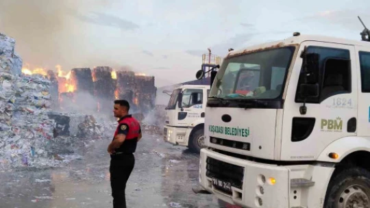 Kuşadası Belediyesi kağıt fabrikasındaki yangınını söndürme çalışmalarına destek verdi