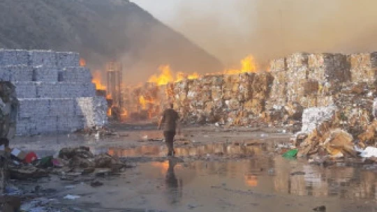 Kuşadası Belediyesi kağıt fabrikasındaki yangınını söndürme çalışmalarına destek verdi