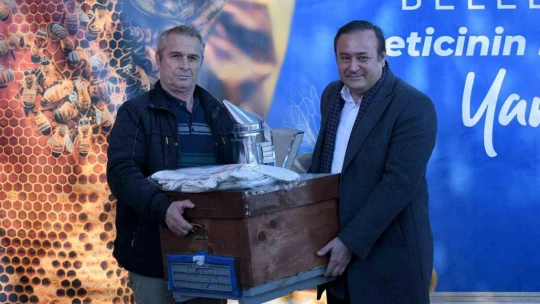 Kuşadası Belediyesi'nden arıcılara malzeme desteği
