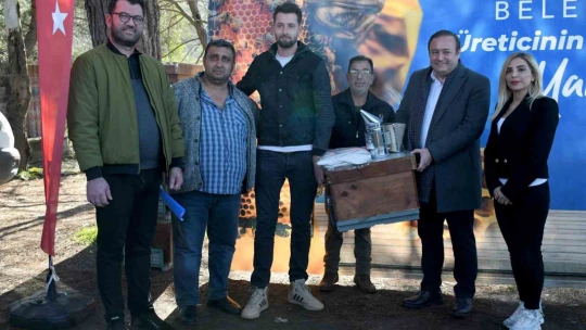 Kuşadası Belediyesi'nden arıcılara malzeme desteği