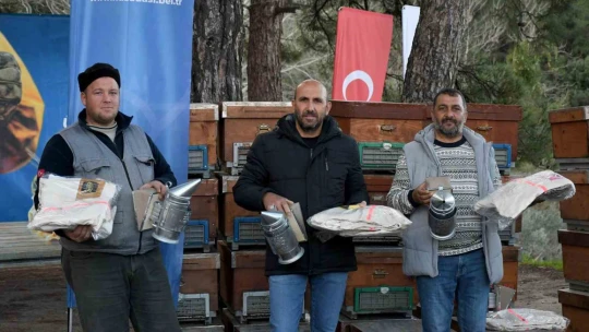 Kuşadası Belediyesi'nden arıcılara malzeme desteği