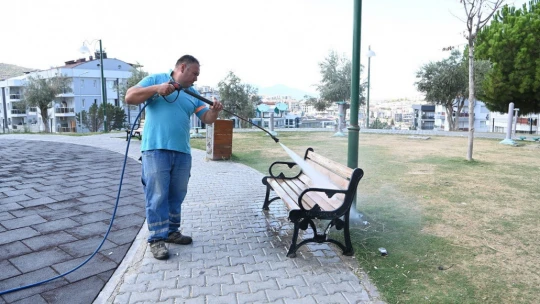 Kuşadası Belediyesi'nden detaylı temizlik çalışması