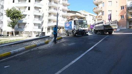 Kuşadası Belediyesi'nden detaylı temizlik çalışması