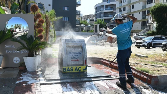 Kuşadası Belediyesi'nden detaylı temizlik çalışması