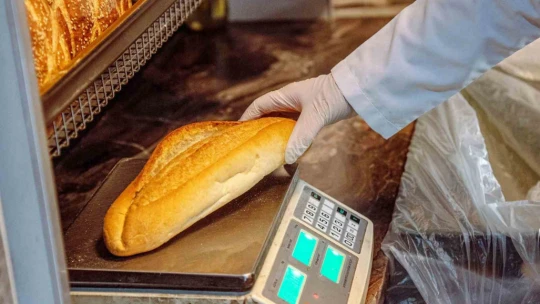 Kuşadası Belediyesi'nden ekmek fırınlarına hijyen ve gramaj denetimi
