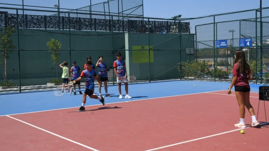Kuşadası Belediyesi'nden geleceğin sporcularına ücretsiz eğitim desteği