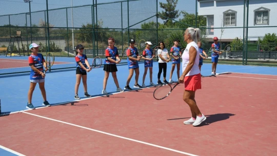 Kuşadası Belediyesi'nden geleceğin sporcularına ücretsiz eğitim desteği