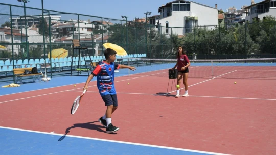 Kuşadası Belediyesi'nden geleceğin sporcularına ücretsiz eğitim desteği