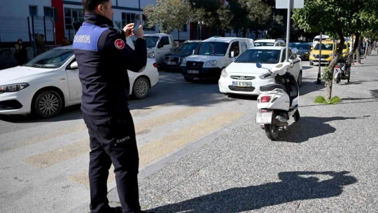 Kuşadası Belediyesi'nden kaldırım işgali denetimi: '2 saatte 3 kamyon malzemeye el konuldu'