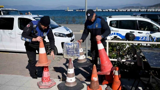 Kuşadası Belediyesi'nden kaldırım işgali denetimi: '2 saatte 3 kamyon malzemeye el konuldu'