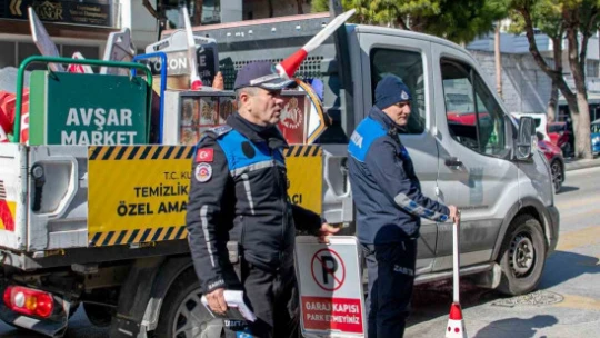 Kuşadası Belediyesi'nden kaldırım işgali denetimi: '2 saatte 3 kamyon malzemeye el konuldu'