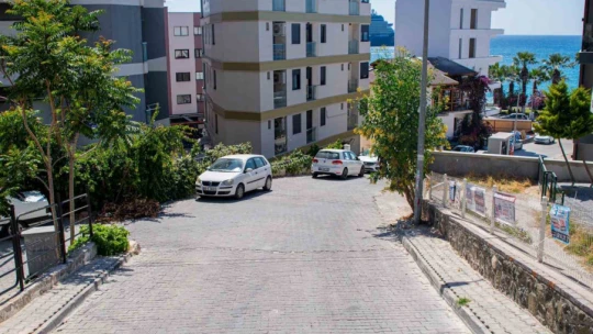 Kuşadası Belediyesi'nden kesintisiz yol mesaisi