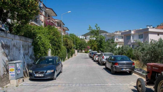 Kuşadası Belediyesi'nden kesintisiz yol mesaisi