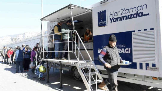 Kuşadası Belediyesi'nden makarna ve ayran ikramı
