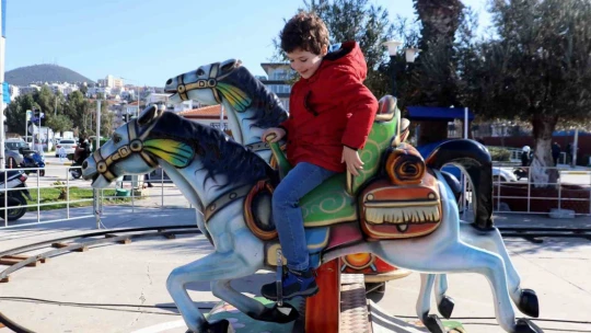 Kuşadası Belediyesi'nden öğrencilere sömestr hediyesi