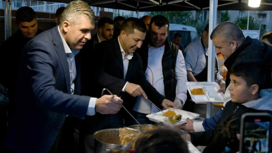 Kuşadası Belediyesi'nden Ramazan ayında 15 bin kişilik iftar yemeği