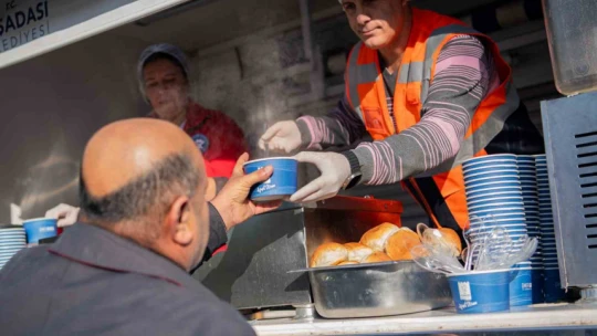 Kuşadası Belediyesi'nden sıcak çorba ikramı