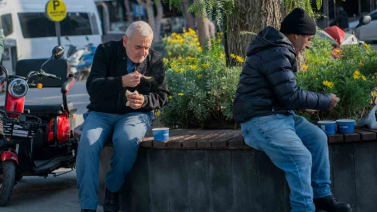 Kuşadası Belediyesi'nden sıcak çorba ikramı