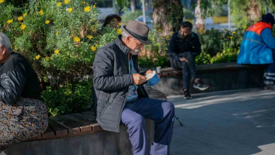 Kuşadası Belediyesi'nden sıcak çorba ikramı