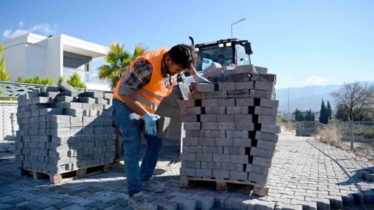 Kuşadası Belediyesi'nden Soğucak'ta yol yapım çalışması