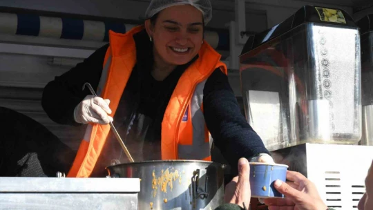 Kuşadası Belediyesi'nden soğuk havalarda çorba ikramı