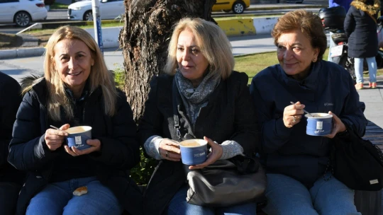 Kuşadası Belediyesi'nden soğuk havalarda çorba ikramı
