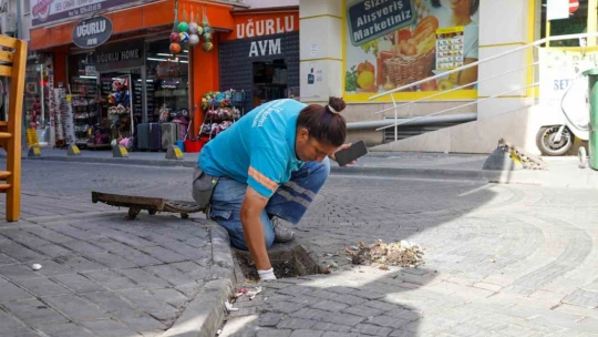Kuşadası Belediyesi'nden su taşkınlarına karşı aralıksız mesai