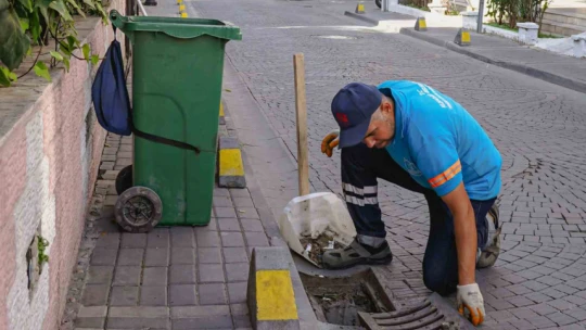 Kuşadası Belediyesi'nden su taşkınlarına karşı aralıksız mesai